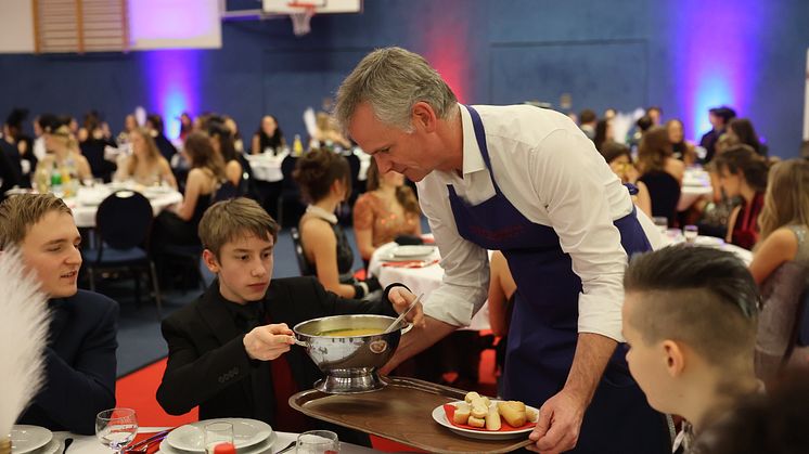 Die Schülerinnen und Schüler ließen sich von den Lehrkräften bedienen.