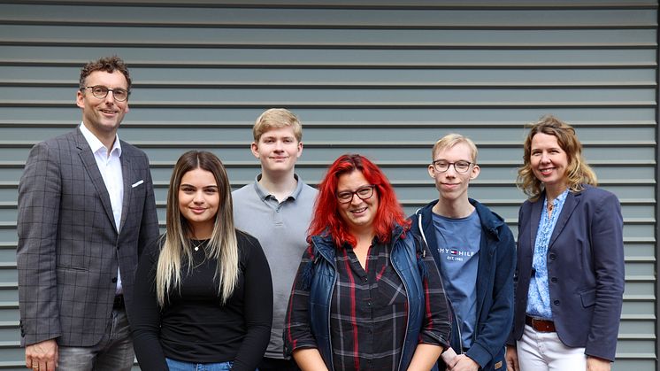 (v.l.) Die neuen Auzbildenden: Gamze Tasciogl, Erik Harms, Rebecca Tilger, Marius Meyer zusammen mit den Ausbildungsleitenden Jürgen Kolde Silke Bullermann