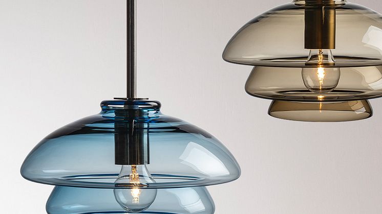 4006 er kolleksjonens eldste lampe og ble designet i 1938. Her ser du den i stålblå og kakao.