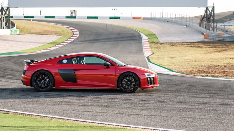 R8 Dynamite Red static side