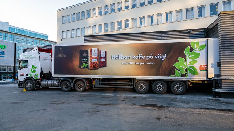 Arvid Nordquist minskar sina klimatutsläpp med ny biogasdriven lastbil