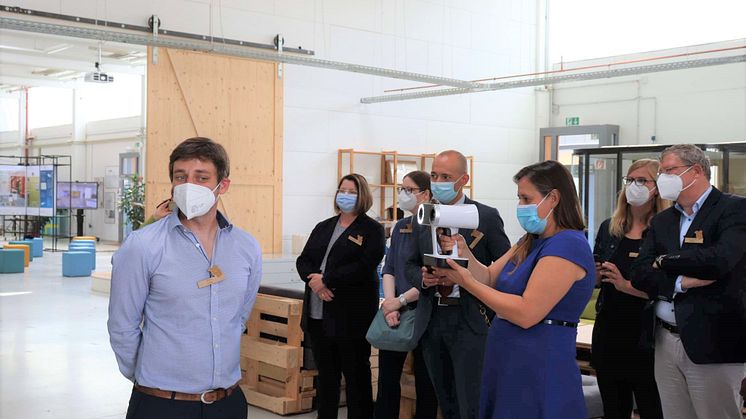 Wissenschaftsministerin Schüle informierte sich am 12. August 2021 bei ihrem Besuch in der Präsenzstelle Luckenwalde umfassend über Angebote der sieben Präsenzstellen in Brandenburg. (Foto: PS Luckenwalde)