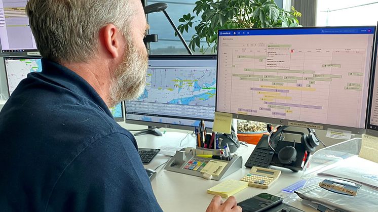 Andreas Berne, trafikplanerare på Port Control, jobbar nu i Allberth och tycker att den största fördelen är att den är delbar med kollegor på lotsplanering och Klippans båtmansstation vilket underlättar hela informationsflödet. Foto: Susanne Hansson