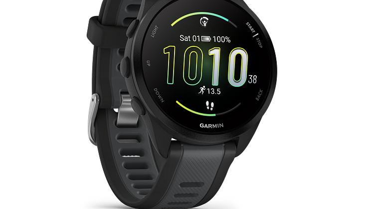 Forerunner165_HR_black_front-right_0000_black_watchface