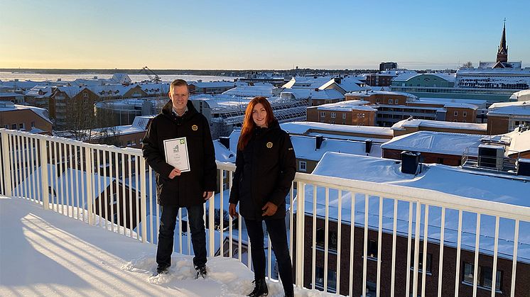 Markus Lind, projektledare HSB ProjektPartner och Nea Goldkuhl, hållbarhetsansvarig HSB Norr på plats vid HSB brf Norrskenet i Luleå.