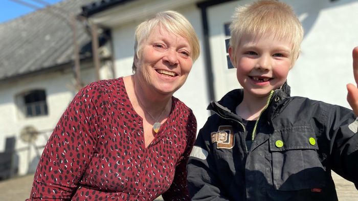 Eva Håkansson vill hjälpa andra. Tre timmar i veckan är hon avlösare i hemmet hos familjen Klasson för att ge stöd i deras vardag med sonen Jonatan. 