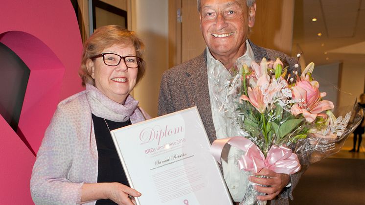Samuel Rotstein, överläkare vid Karolinska Universitetssjukhuset, tar emot BRO:s Utmärkelse av Elizabeth Bergsten Nordström, ordförande i Bröstcancerföreningarnas Riksorganisation. FOTO: Björn Leijon