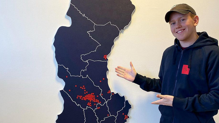 Rasmus visar upp kartan som han byggt