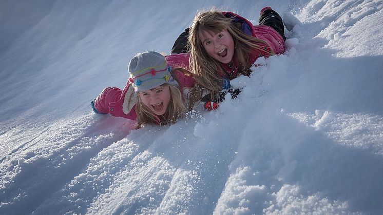 To jenter leker i snøen - Foto: Pezibear Pixabay.jpg