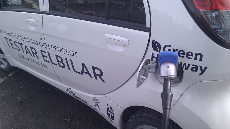 Nu invigs norra Europas första snabbladdningsstation för elbilar i Östersund. Under tiden dricker vi te.