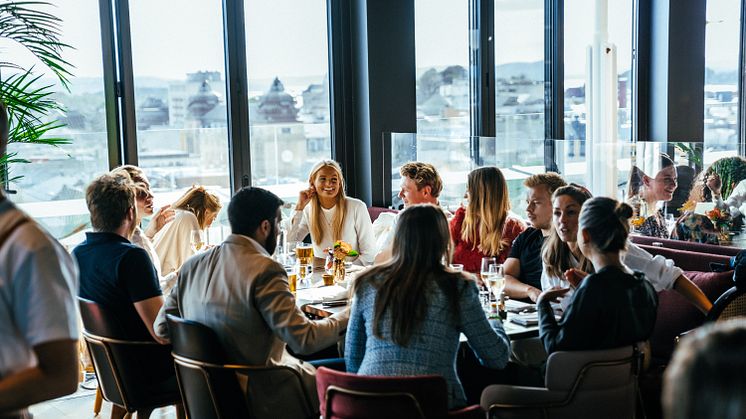 GJESTENE TRIVES BEST HOS NORDIC CHOICE HOTELS: For tredje år på rad, er Nordic Choice Hotels bransjevinner i Norsk Kundebarometer. Her fra restaurant Norda på Clarion Hotel The Hub i Oslo.