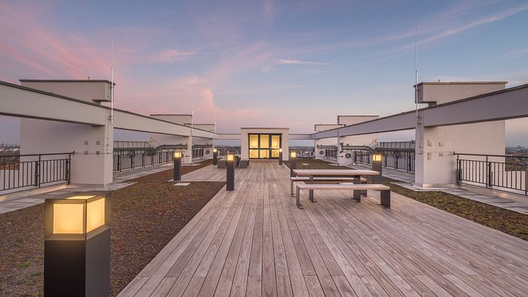 Eine Holzterrasse, die dem regnerischen Hamburger Klima standhält und zudem noch auf 100 Meter Höhe dem Wind trotzt, ist baulich eine Herausforderung.