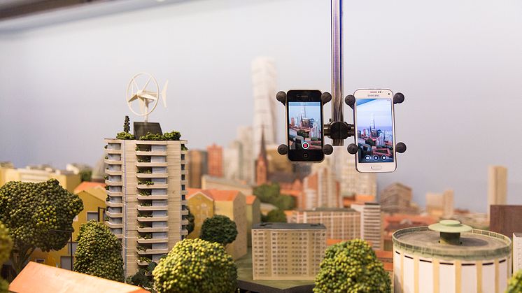 Den hållbara staden filmas med mobilen på Kretseum - Kretslopp & Kunkapscenter