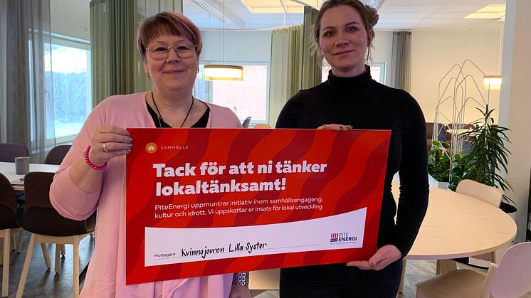 Åsa Johansson och Tina Sandström från Kvinnojouren Lillasyster tar emot årets ljusgåva