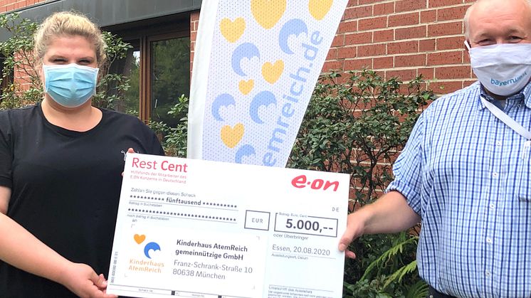 Bayernwerk-Mitarbeiter spenden für Kinderhaus AtemReich