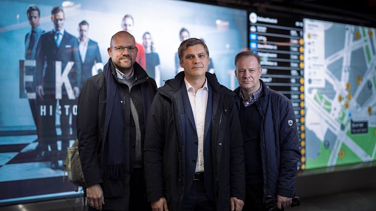 Daglig leder Inge Aasen i Sporveien media flankeres av Gunstein Hansen og Hans Peter Terning fra Clear Channel Norge.
