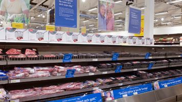 Bönder pratar griskött i butik
