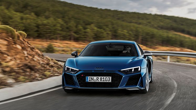 Audi R8 Coupé (Ascari Blue metallic) dynamisk billede på vej