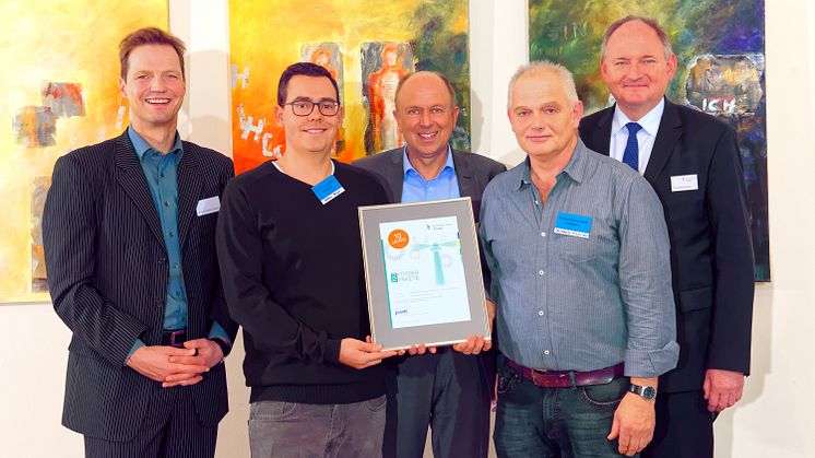 Leuchtturmprojekt FSV (v. l.): Jury-Mitglied Prof. Dr. Sebastian Braun, Mathias Rieger, FSV, Bürgermeister Christoph Rüther, Burkhard Fingerhut, FSV, und Dr. Stephan Nahrath, Geschäftsführer Westfalen Weser Energie.