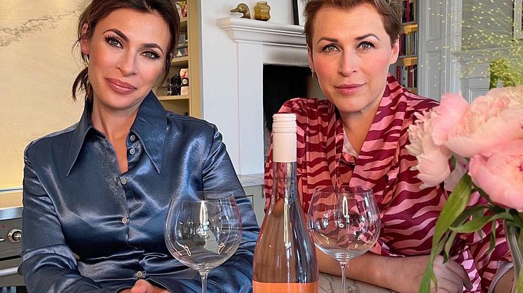 Programledarna, poddprofilerna och systrarna Hannah Widell och Amanda Schulman lanserar rosévinet Golden Year.