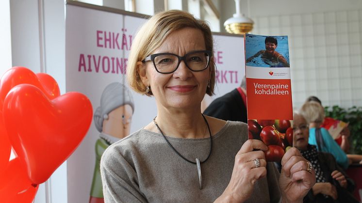 Sydänliiton puheenjohtaja, ministeri Paula Risikko opasit verenpaineen omaseurantaa Helsingin sydänmessuilla  24.9.2016.