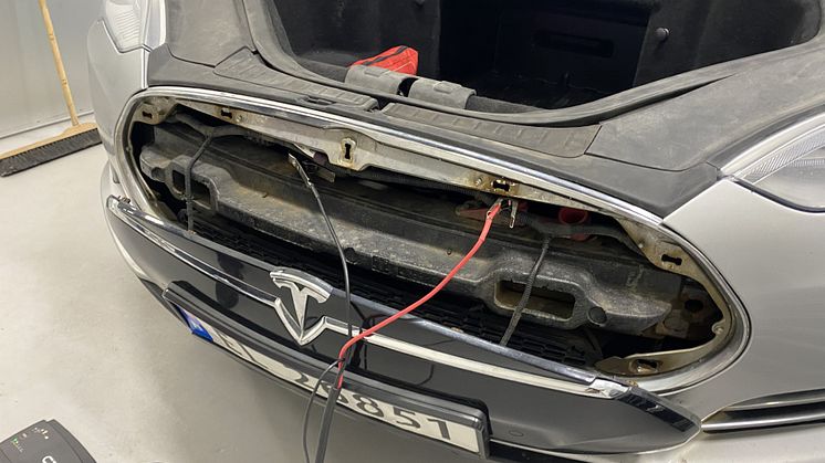 Rapporten "Elbilsbatterierna en utmaning för eftermarknaden" har tittat innanför kylargrillen på branschen för att se vilka utmaningar som möter de allbilverkstäder som vill jobba med elbilsbatterier. Foto: Pierre Kjellin