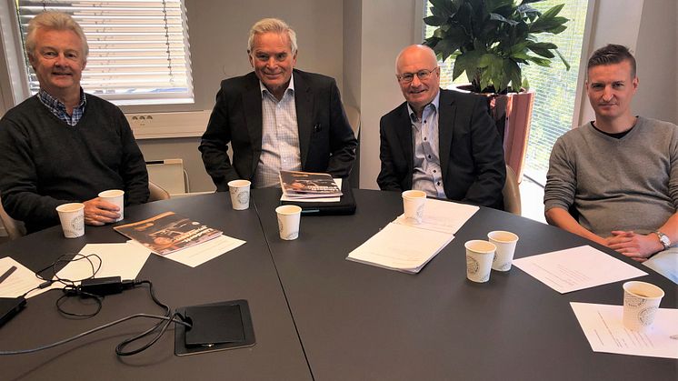Tre rådgivere og en jurist i Økonomitelefonen for pensjonister. Fra venstre Rune Pedersen, jurist Just Finne, Carsten O. Five og Kent Øksnes. Telefonen har også to kvinnelige rådgivere.