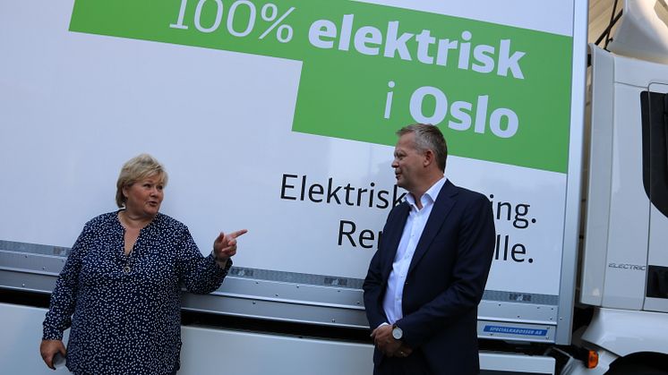 Statsminister Erna Solberg og Knut Eriksmoen, adm.direktør i Schenker Norge.