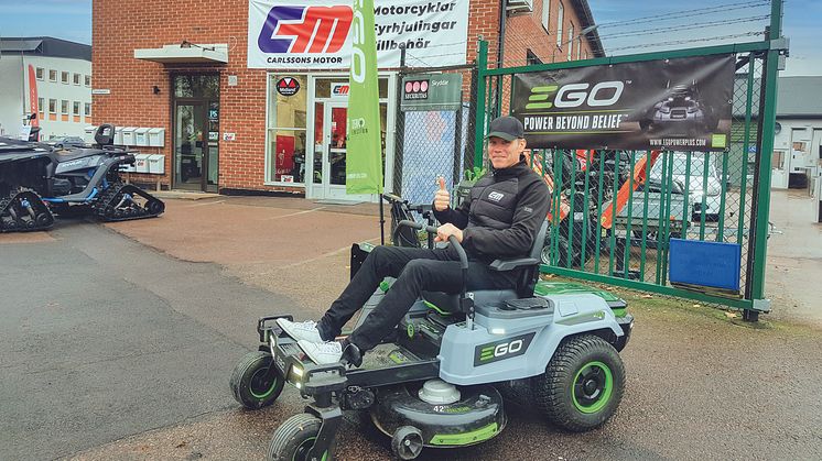 Fredrik testar Åkgräsklipparen Z6 från EGO POWER+ utanför butiken i Karlstad