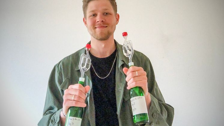Philip Lavin har prisats med ett stipendium för sin examensuppsats Hur påverkar olika lokala jäststammar aromutveckling och smak vid fermenteringav äppeljuice?