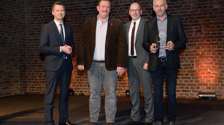 Sanierungspreis 16 Flachdach: Malte von Lüttichau/DDH DAS DACHDECKER-HANDWERK, Geschäftsführer Marcus Krämer, Patrick Börder/Alwitra, Mitarbeiter Markus Sauer