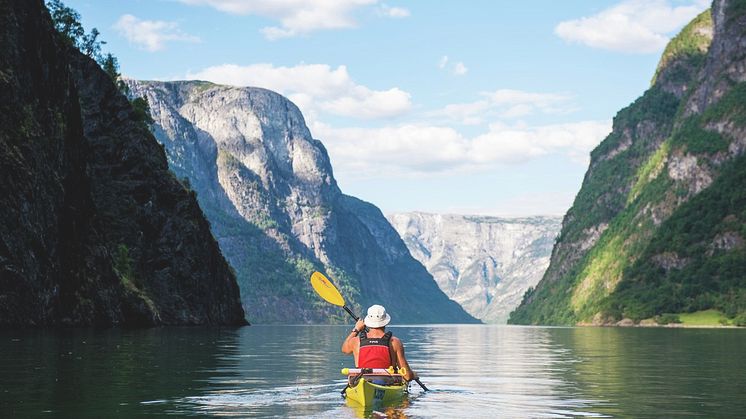 Umgeben von einzigartiger Natur: Kajakpaddeln im Unesco-Weltnaturerbe Nærøyfjord. Foto: Sverre Hjørnevik / Fjord Norway
