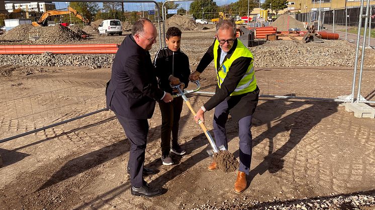 Torkild Strandberg, kommunstyrelsens ordförande i Landskrona, Elias från Pilängskolan och Niclas Bagler, Executive Vice President och landschef BoKlok Sverige tog tillsammans första spadtaget.