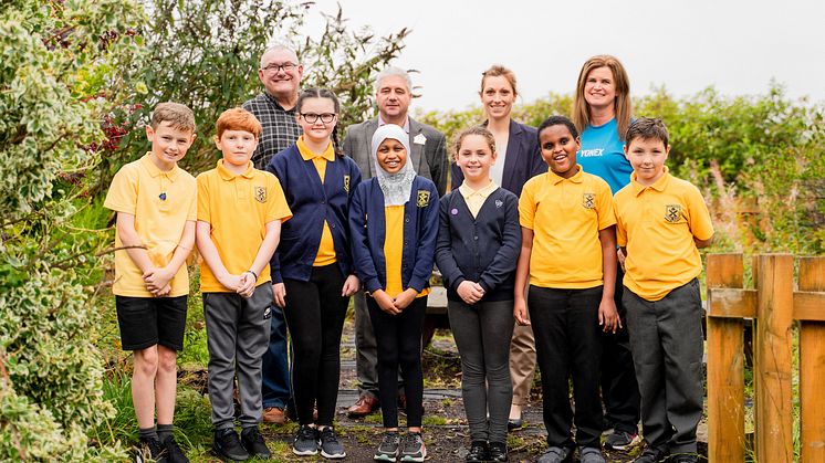 ng homes Chair John Thorburn and ng homes Board member Richard Porter with Project Coordinator at Winning Scotland Foundation Mhari Borland, Principal Teacher of Barmulloch Primary School Lynn Miller, and pupils of Barmulloch Primary School