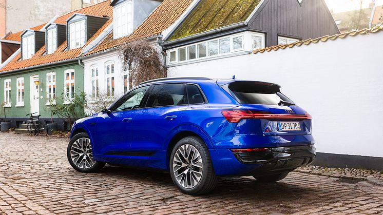 Audi Q8 e-tron (Ultrablå metallak)