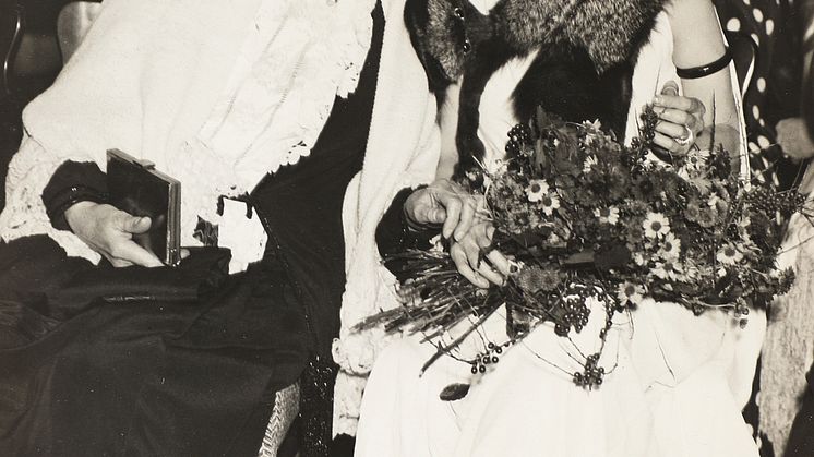 Photograph of Blixen and her mother.