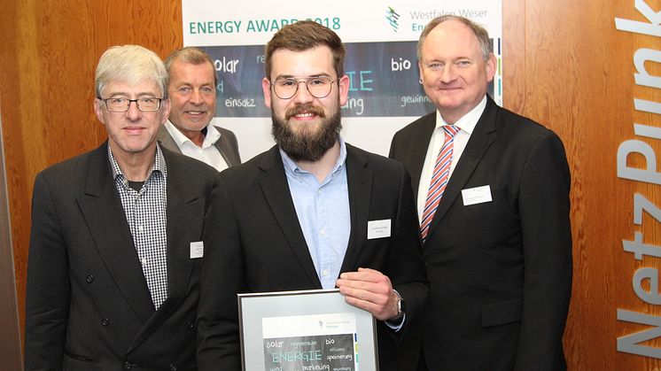 Preisträger Jan-Henrik Zünkler mit Prof.Dr.-Ing. Joachim Böcker, Juryvorsitzender Klaus Meyer und Westfalen Weser Energie-Geschäftsführer Dr. Stephan Nahrath