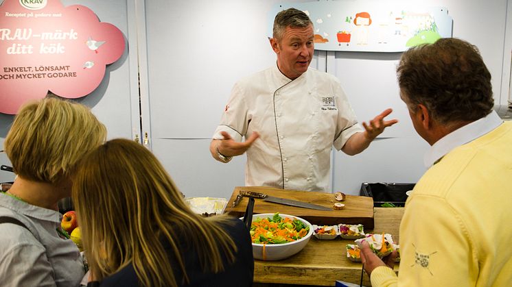 Håkan Thörnström från Thörnströms Kök pratar KRAV-certifiering för restaurang i KRAVs monter på Gastro Nord.