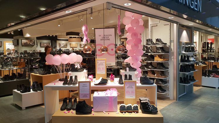Skoringen-butik forklædt i Støt Brysterne kampagnen, som foreløbig har givet 79.170,- kr. til indsamlingen 