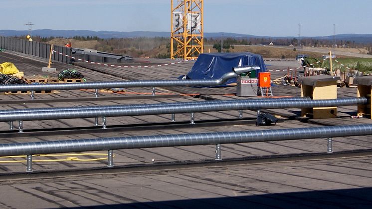 Cramo tilbyr også tørking av store konstruksjoner. Bildet viser tørking av tak på Gardermoen Airport