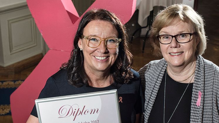 Överläkare Lena Myrskog vid Centrallassarettet i Växjö, tar emot priset för BROs Utmärkelse 2017. Delar ut priset gör BROs ordförande Elizabeth Bergsten Nordström