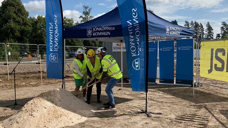 Den 22 augusti sattes spaden i marken för byggnationen av Bottnaryds nya skola och sporthall. Ceremonin hölls i strålande solsken med en stor och viktig publik bestående av lärare och skolbarn som alla ville vara med och uppleva startskottet av sin n