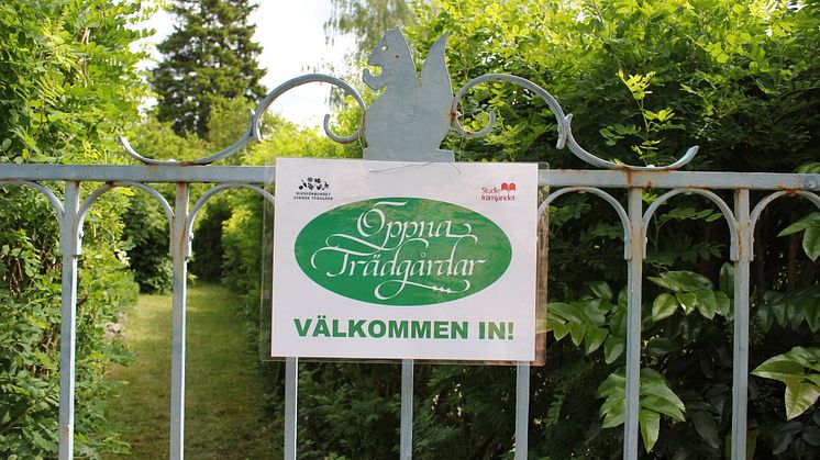 Öppna Trädgårdar på Mälaröarna och i Västerort välkomnar med en skylt på grinden.