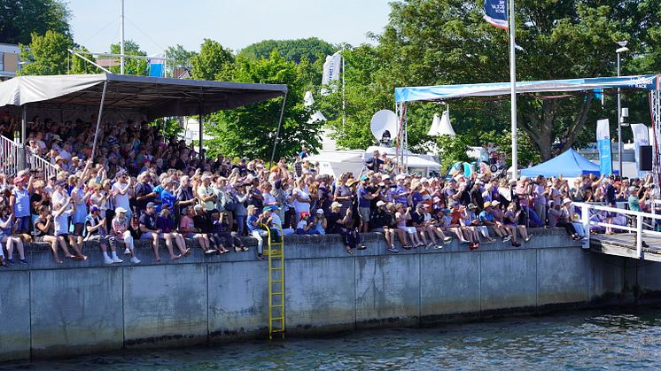 The Ocean Race Kiel Fly-By Crowd Kiellinie(c) Kiel-Marketing: Jan-Michael Böckmann