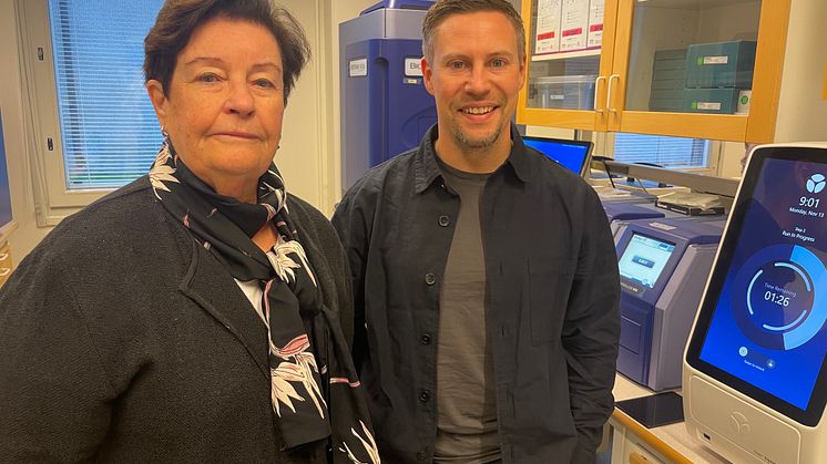   Agneta Siegbahn, professor i klinisk koagulationsvetenskap och Mikael Åberg, forskare vid institutionen för medicinska vetenskaper i Affinity Proteomics labb, SciLifeLab, vid Uppsala universitet. Foto: Anna Frejd 