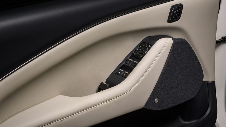 2022FordMustangMach-E_FrostWhite_7