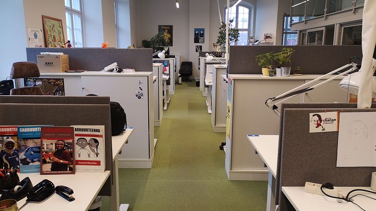 Bildtext: ”Efter folkhälsomyndighetens rekommendationer att stanna hemma vid sjukdomssymtom och jobba hemifrån i så hög utsträckning som möjligt har mitt kontor en märklig postapokalyptisk känsla.” Foto: Siri Sandquist.