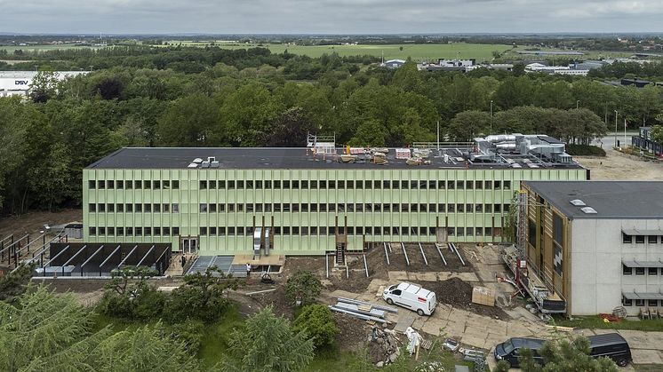 LCA-beräkningar visar att ROCKWOOL har sparat in 370 000 kg CO2 genom att renovera sitt nordiska huvudkontor i stället för att bygga nytt. Det motsvarar 320 flygresor från Stockholm till Bangkok.