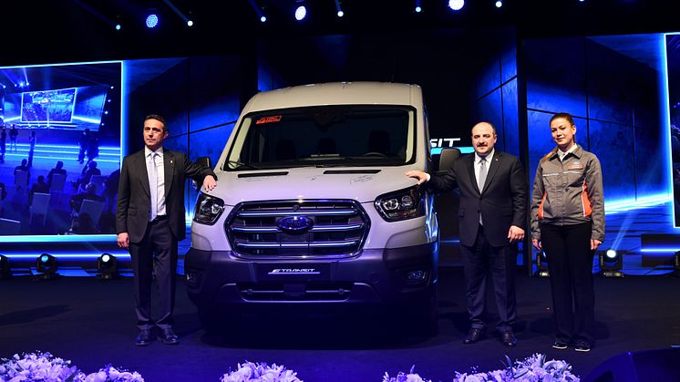 Fra venstre Ali Y. Koç - Deputy Chairman, Koç Holdings Board of Directors og Chairman, Ford Otosan; Mustafa Varank - Minister of Industry and Technology i Tyrkia; İlknur Karaca - Team Leader, Assembly Shop Production Line, Gölcük 