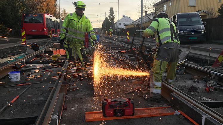 Siste sveis av trikkeskinner i Grefsenveien 3